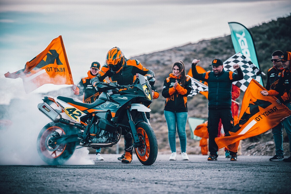 Torna la KTM 890 SMT, via di mezzo tra motard e adventure